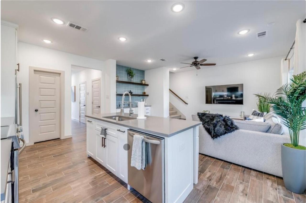 Stylish Townhome Near At&T Stadium, Globe Life, Six Flags & More Arlington Exterior photo