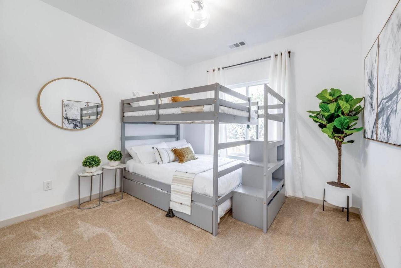 Stylish Townhome Near At&T Stadium, Globe Life, Six Flags & More Arlington Exterior photo